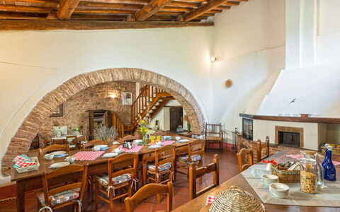 Podere Lorena, Charming Tuscan Farmhouse: Mueble, Pared, Madera, Mesa, Diseño De Interiores, Cocina Y Comedor Mesa, Piso, Techo, Comedor, Silla