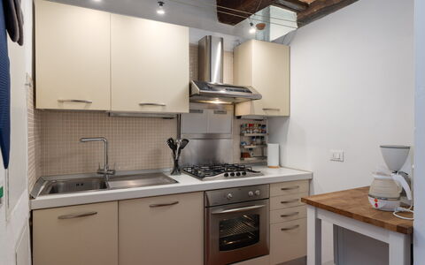 The Silent Courtyard Retreat: Spacious 2-Bedroom S: Aparato De Cocina, Cocina, Mostrador, Electrodoméstico, Gabinetes, Estufa De Cocina, Estufa, Electrodoméstico, Diseño De Interiores, Fregadero