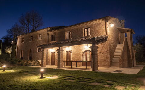Villa Cortona: Eco-Sustainable Luxury Estate with: Pared, Edificio, Arquitectura, Fachada, Casa, Barrio Residencial, Casa, Inmuebles, Ladrillo, Mansión