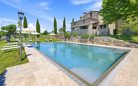 La Dimora del Chianti Dimora: Stunning Tuscan Ston: Azul, Piscina, Inmuebles, Recurso, Mueble Para Exteriores, Thermae, Villa, Eco Hotel, Fuente De Agua, Hacienda