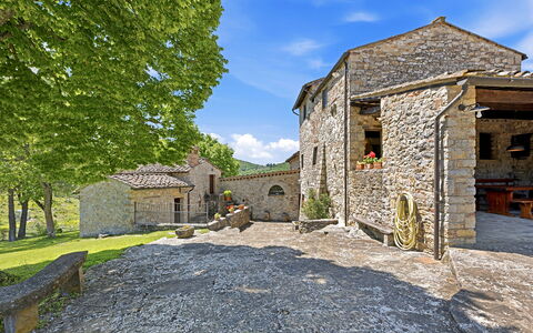 La Dimora del Chianti Dimora: Stunning Tuscan Ston: Pared, Edificio, Casa, Arquitectura, Área Rural, Paisaje, Pared De Piedra, Casa, Techo, Cabaña