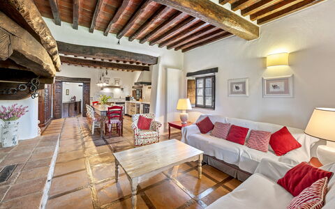 La Dimora del Chianti Dimora: Stunning Tuscan Ston: Piso, Suelo, Mueble, Diseño De Interiores, Techo, Sala, Sofá, Habitación, Silla