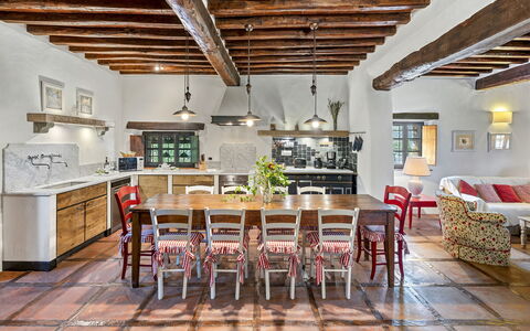 La Dimora del Chianti Dimora: Stunning Tuscan Ston: Mueble, Diseño De Interiores, Piso, Madera, Techo, Suelo, Mesa, Silla, Cocina, Encendiendo