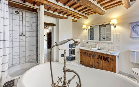 La Dimora del Chianti Dimora: Stunning Tuscan Ston: Arreglo De Tubería, Casa, Grifo, Plomería, Lámpara, Baño, Lavabo, Hotel, Gabinetes