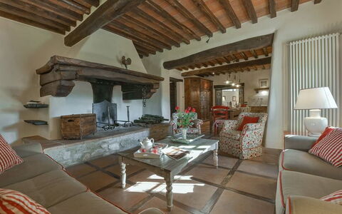 La Dimora del Chianti Dimora: Stunning Tuscan Vill: Mueble, Pared, Piso, Diseño De Interiores, Casa, Habitación, Suelo, Sala, Techo, Encendiendo