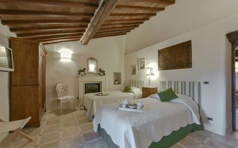 La Dimora del Chianti Dimora: Stunning Tuscan Vill: Pared, Mueble, Casa, Lámpara, Cama, Silla, Habitación, Planta De Casa, Marco, Hotel