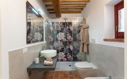 Marielena Authentic Chianti Retreat: Panoramic Vie: Arreglo De Tubería, Diseño De Interiores, Piso, Baño, Suelo, Lavabo, Grifo, Lavabo Del Baño, Plomería, Casa