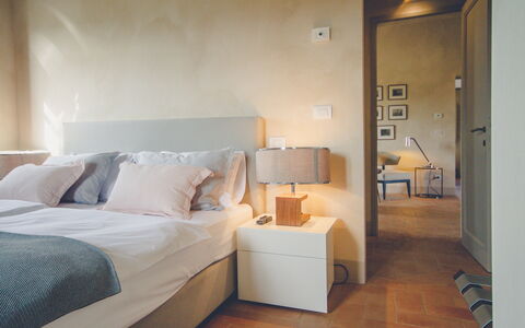 Villa Petrosa: Your Private Escape Overlooking the: Cama, Mueble, Habitación, Pared, Diseño De Interiores, Lecho, Sábana, Suelo, Piso, Linos