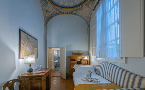 Elegant Suite: Florence Apartment with View on Med: Mueble, Diseño De Interiores, Techo, Habitación, Piso, Suelo, Casa, Sala, Sofá, Marco