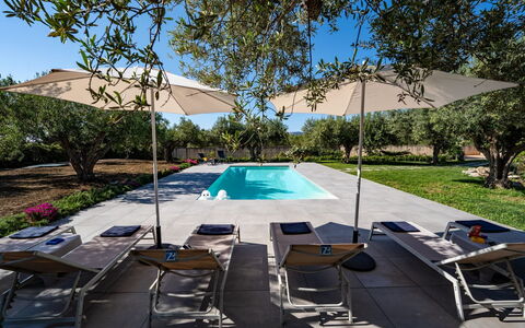 Villa Virginia: Piscina, Mueble Para Exteriores, Mueble, Silla, Recurso, Sombra, Paraguas, Sunlounger, Mesa Al Aire Libre, Ocio