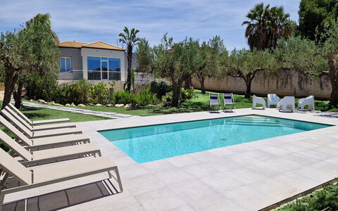Villa Virginia: Piscina, Mueble Para Exteriores, Recurso, Mueble, Sombra, Sunlounger, Material Compuesto, Jardín, Paisajismo, Eco Hotel