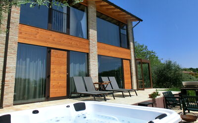 Villa Montello Pool, Jacuzzi, Ac, Wifi, Treviso: Material Compuesto, Piscina, Sombra, Eco Hotel, Manchas De Madera, Inmuebles, Mueble Para Exteriores, Villa, Recurso, Madera Dura