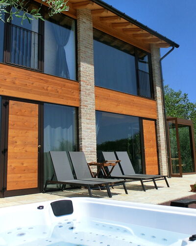 Villa Montello Pool, Jacuzzi, Ac, Wifi, Treviso: Material Compuesto, Piscina, Sombra, Eco Hotel, Manchas De Madera, Inmuebles, Mueble Para Exteriores, Villa, Recurso, Madera Dura