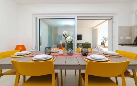 Villa Donnosanto a 5 Minuti Da Spiaggia. Ostuni 10: Mueble, Diseño De Interiores, Mesa, Piso, Silla, Cocina Y Comedor Mesa, Comedor, Suelo, Techo, Habitación