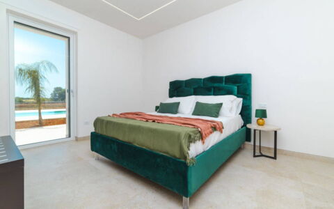 Villa Donnosanto a 5 Minuti Da Spiaggia. Ostuni 10: Cama, Habitación, Madera, Diseño De Interiores, Piso, Suelo, Mueble, Sábana, Lecho, Habitación