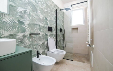Villa Donnosanto a 5 Minuti Da Spiaggia. Ostuni 10: Arreglo De Tubería, Asiento Del Baño, Baño, Diseño De Interiores, Baño, Piso, Suelo, Lavabo, Lavabo Del Baño, Plomería