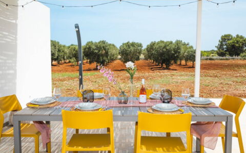 Villa Donnosanto a 5 Minuti Da Spiaggia. Ostuni 10: Mueble, Silla, Mesa, Mueble Para Exteriores, Cocina Y Comedor Mesa, Mesa Al Aire Libre, Restaurante, Vajilla, Comedor, Manteles