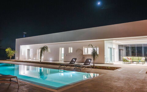 Villa Donnosanto a 5 Minuti Da Spiaggia. Ostuni 10: Piscina, Recurso, Inmuebles, Sombra, Eco Hotel, Oscuridad, Diseño, Hotel, Paisajismo, Villa