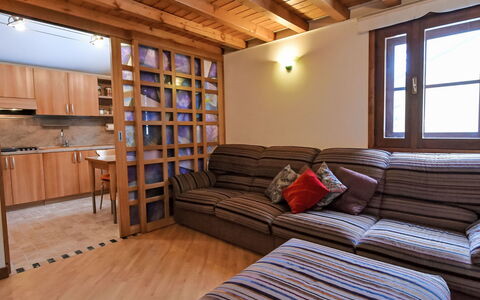 Cascata: Mueble, Madera, Diseño De Interiores, Piso, Cocina, Gabinetes, Suelo, Habitación, Electrodoméstico, Alacena