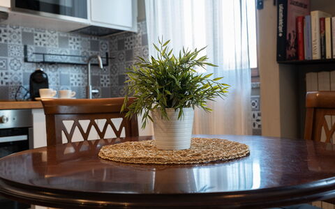 La Casa del Saggio: Mueble, Diseño De Interiores, Madera, Mesa, Maceta, Encendiendo, Piso, Vajilla, Cocina Y Comedor Mesa, Comedor