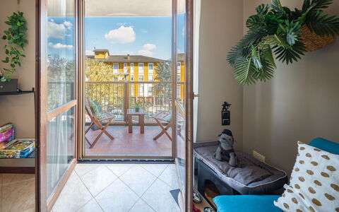 La Casa del Saggio: Madera, Diseño De Interiores, Departamento, Manchas De Madera, Vaso, Silla, Suelos De Madera, Madera Dura, Balcón, Diseño