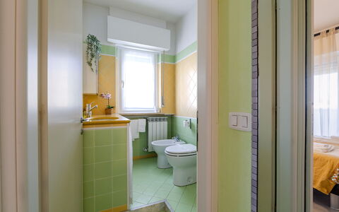Suite Artemare: Diseño De Interiores, Piso, Suelo, Techo, Arreglo De Tubería, Habitación, Plomería, Baño, Lavabo, Grifo
