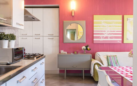Suite Artemare: Mueble, Diseño De Interiores, Cocina, Rosado, Encendiendo, Habitación, Casa, Piso, Mesa, Lámpara