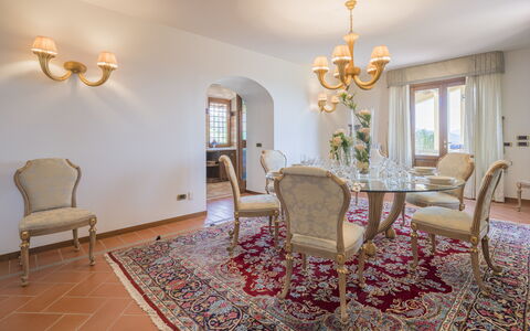 Villa Alessia Luxury: Diseño De Interiores, Mueble, Piso, Suelo, Techo, Encendiendo, Habitación, Mesa, Comedor, Silla