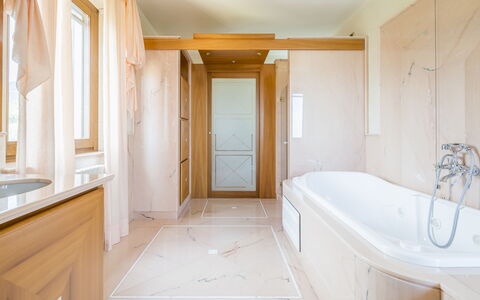 Villa Alessia Luxury: Piso, Diseño De Interiores, Suelo, Madera, Techo, Arreglo De Tubería, Encendiendo, Baño, Casa, Grifo