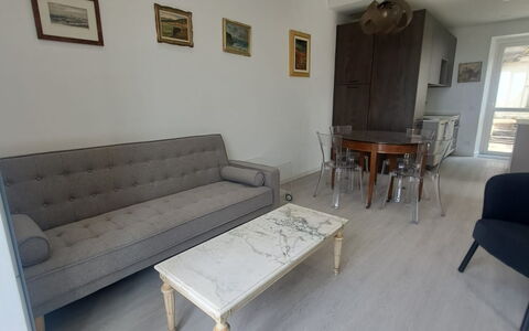 Central Design Flat With Parking, Bogliasco: Mueble, Piso, Suelo, Diseño De Interiores, Madera, Suelos De Madera, Habitación, Sala, Sofá, Encendiendo