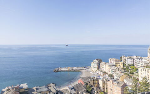 Central Design Flat With Parking, Bogliasco: Azul, Agua, Cuerpo De Agua, Los Recursos Hídricos, Horizonte, Costa, Mar, Costeras Y Los Accidentes Geográficos Oceánico, Ciudad, Camino Acuático