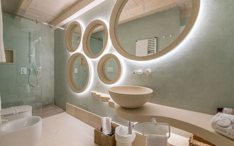 Palazzo Corte Dei Granai: Diseño De Interiores, Piso, Techo, Encendiendo, Suelo, Arreglo De Tubería, Lámpara, Baño, Plomería, Espejo