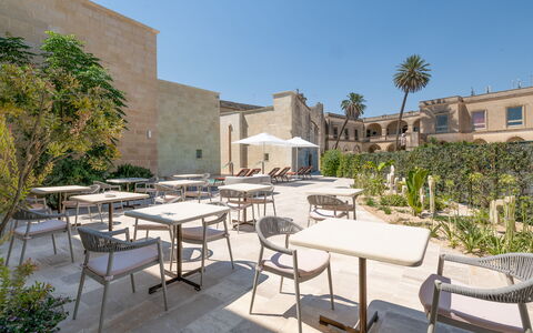 Palazzo Corte Dei Granai: Patio, Hacienda, Inmuebles, Paisajismo, Jardín, Sombra, Yarda, Silla, Mansión