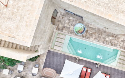 Palazzo Corte Dei Granai: Piscina, Material Compuesto, Departamento, Mueble Para Exteriores, Recurso, Hotel, Sunlounger, Patio, Villa, Loseta