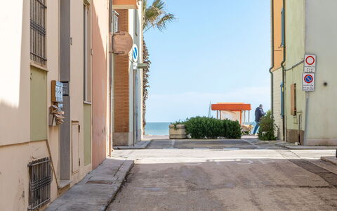 La Rondine Apartment: Calle, Balcón, Acera, Callejón, Pasarela