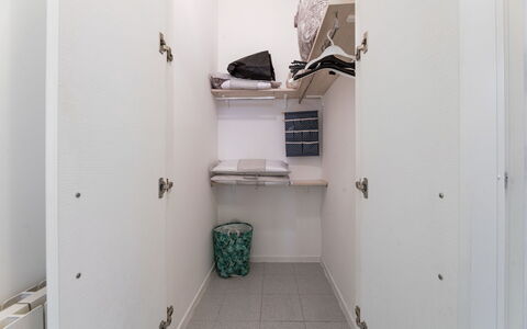 La Rondine Apartment: Piso, Suelo, Diseño De Interiores, Habitación, Techo, Departamento, Arreglo De Tubería, Gabinetes