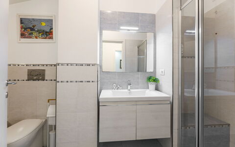La Rondine Apartment: Arreglo De Tubería, Lavabo, Baño, Lavabo Del Baño, Diseño De Interiores, Piso, Suelo, Grifo, Espejo, Plomería