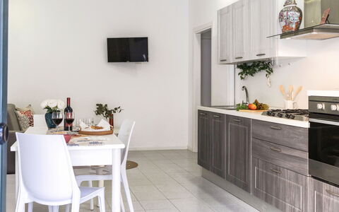 La Rondine Apartment: Mueble, Cocina, Aparato De Cocina, Electrodoméstico, Diseño De Interiores, Mostrador, Madera, Piso, Gabinetes, Electrodoméstico