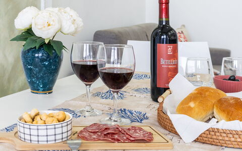 La Rondine Apartment: Comida, Vajilla, Ingrediente, Stemware, Copa De Vino, Drinkware, Mesa, Vino, Botella