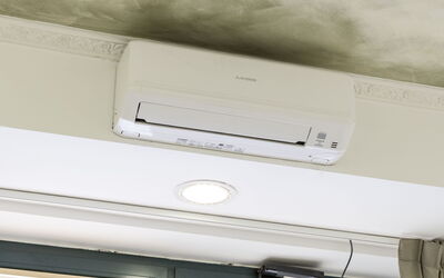 La Rondine Apartment: Electrodoméstico, Dispositivo Electronico, Sala, Pequeños Electrodomésticos, Planta De Casa, Lámpara