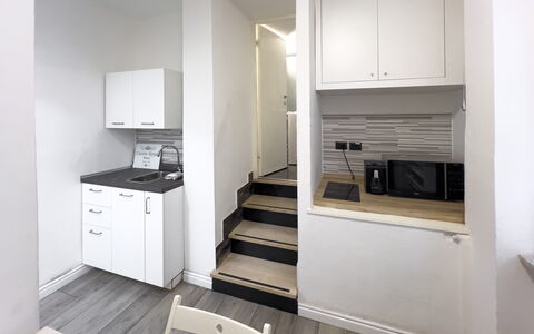 Casa Nina Seconda - Sanremo: Madera, Piso, Diseño De Interiores, Suelo, Departamento, Habitación, Techo, Suelos De Madera, Cocina, Electrodoméstico