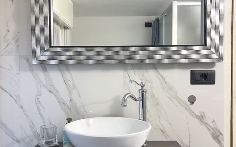 Casa Nina Seconda - Sanremo: Diseño De Interiores, Arreglo De Tubería, Espejo, Lavabo Del Baño, Lavabo, Piso, Suelo, Baño, Grifo, Plomería