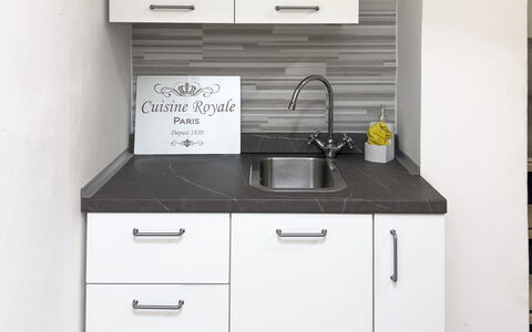 Casa Nina Seconda - Sanremo: Mostrador, Cocina, Gabinetes, Lavabo, Fregadero, Diseño De Interiores, Arreglo De Tubería, Grifo, Piso, Aparato De Cocina
