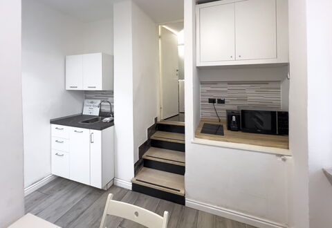 Casa Nina Seconda - Sanremo: Madera, Piso, Diseño De Interiores, Suelo, Departamento, Habitación, Techo, Suelos De Madera, Cocina, Electrodoméstico