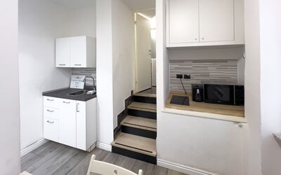 Casa Nina Seconda - Sanremo: Madera, Piso, Diseño De Interiores, Suelo, Departamento, Habitación, Techo, Suelos De Madera, Cocina, Electrodoméstico