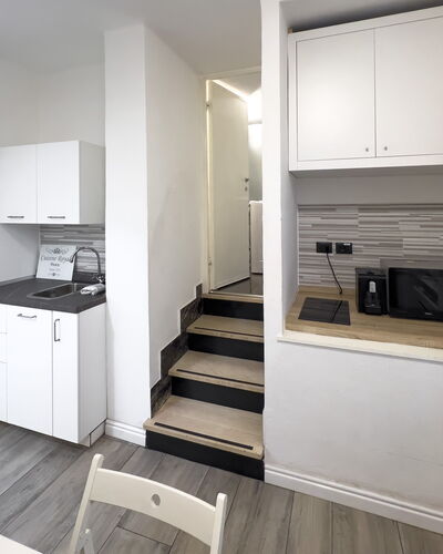 Casa Nina Seconda - Sanremo: Madera, Piso, Diseño De Interiores, Suelo, Departamento, Habitación, Techo, Suelos De Madera, Cocina, Electrodoméstico