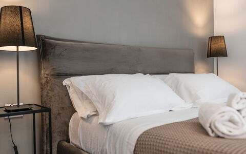 Santo Stefano Raro Rooms Collection: Cama, Habitación, Mueble, Lecho, Sábana, Linos, Diseño De Interiores, Arrojar La Almohada, Suelo, Almohada