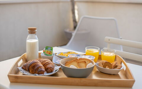 Santo Stefano Raro Rooms Collection: Comida, Vajilla, Utensilios Para Servir, Mueble, Mesa, Vajilla, Drinkware, Desayuno, Ingrediente