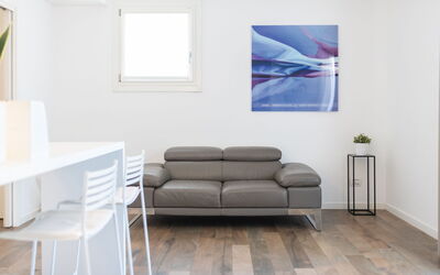 Suite Acqua - Raro Rooms Collection - Santo Stefan: Mueble, Diseño De Interiores, Piso, Suelo, Pared, Madera, Suelos De Madera, Sofá, Sala, Casa