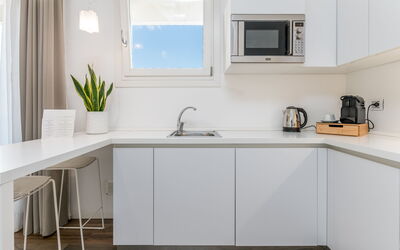 Suite Terra - Raro Rooms Collection - Santo Stefan: Cocina, Mostrador, Mueble, Diseño De Interiores, Aparato De Cocina, Gabinetes, Madera, Piso, Electrodoméstico, Habitación